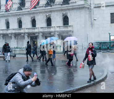 Intrepid i turisti e il centro cittadino di lavoratori coraggioso il freddo e la neve di fronte al New York Stock Exchange su Martedì, 31 gennaio 2017. La neve si snodano dal tardo pomeriggio lasciando solo circa un pollice nella città. (© Richard B. Levine) Foto Stock