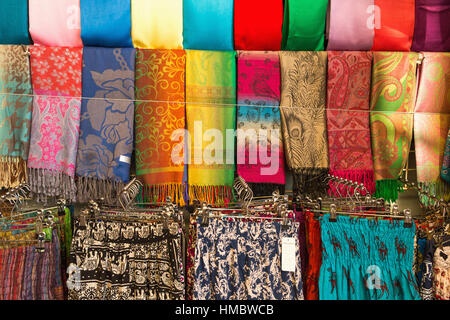 Bella cambogiano di sciarpe di seta la vendita su un locale mercato asiatico in Dubai Foto Stock