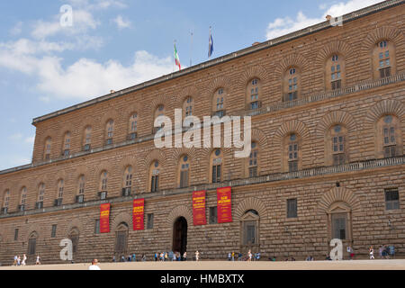 Firenze, Italia - 09 settembre 2014: irriconoscibile la gente camminare davanti a Palazzo Pitti. Palazzo Pitti risale al 1458 ed era originariamente la città r Foto Stock