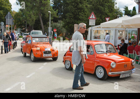 NOVIGRAD, Croazia - 13 settembre 2014: irriconoscibile la gente a guardare la sfilata delle auto d'epoca sulle strade il 5 International Old Timer auto da rally Foto Stock