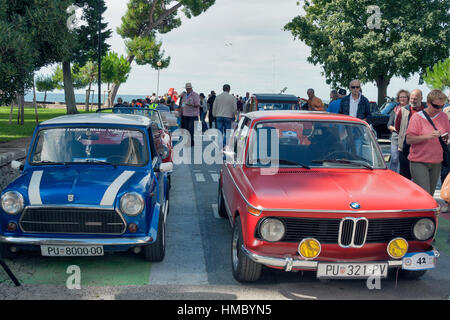 NOVIGRAD, Croazia - 13 settembre 2014: irriconoscibile persone guardano intorno le auto d'epoca sul 5° International Old Timer auto da rally. L'evento organizzato b Foto Stock