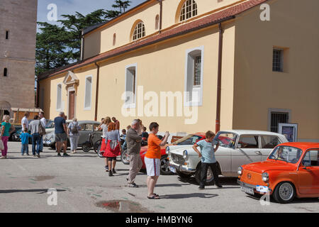 NOVIGRAD, Croazia - 13 settembre 2014: irriconoscibile la gente guarda le auto d'epoca sul 5° International Old Timer auto da rally. L'evento organizzato da Foto Stock