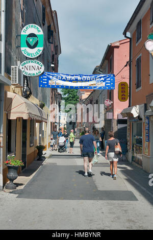 NOVIGRAD, Croazia - 13 settembre 2014: irriconoscibile la gente a piedi lungo la stretta strada della citta'. Novigrad è una città e un comune in Istria in Foto Stock