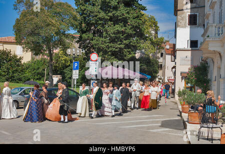 POREC, Croazia - 14 settembre 2014: irriconoscibile persone vestite con abiti medievali a piedi lungo le strade della città durante il 8° Festiv storico Foto Stock