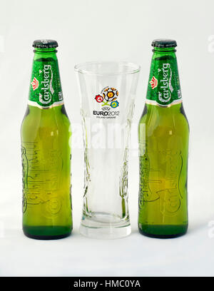 KIEV, UCRAINA - 30 Aprile 2012: danese Carlsberg birra e vetro con logo ufficiale del campionato UEFA EURO 2012 Polonia-ucraina contro w Foto Stock