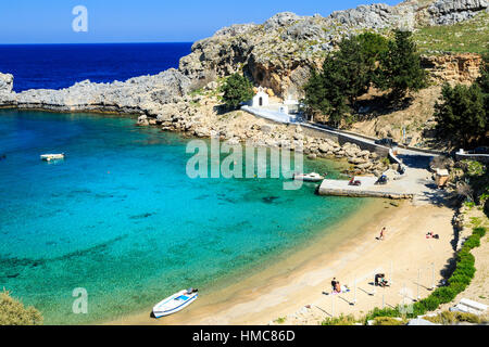 St Pauls Bay e spiaggia con Acropoli di Lindos in background, Rodi, Grecia Foto Stock