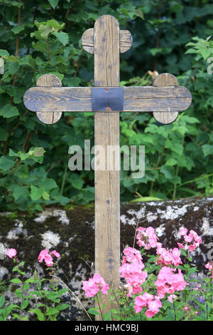 Croix en bois. Cimetiere. Saint-Nicolas de Véroce. La Francia. Foto Stock