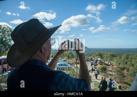 Uomo che indossa cappello da sole prendendo foto di vista Foto Stock