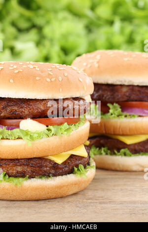 Double burger hamburger closeup close up carni bovine i pomodori lattuga insalubre di formaggio Foto Stock