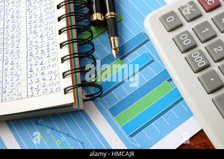 Dati finanziari e grafici su un tavolo. Il concetto di business Foto Stock