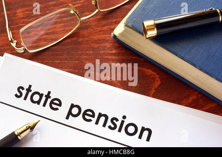 Una carta con il titolo di pensione di stato su un tavolo. Foto Stock