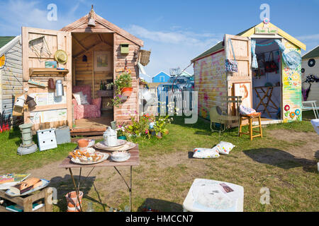 Spiaggia di capanne in Southwold, Suffolk, Regno Unito, utilizzato come bancarelle di anticaglie. Foto Stock