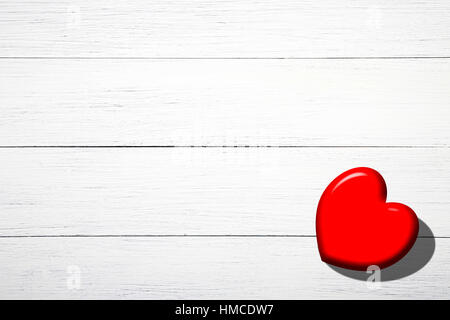 Cuore rosso su bianco schede, il giorno di San Valentino Foto Stock