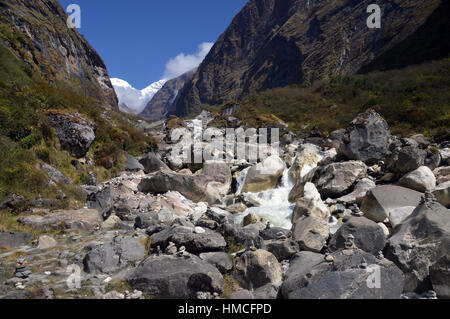 Il Modi Khola River Valley con montagne coperte di neve di Ganggapurna in background nel Santuario di Annapurna, Foto Stock