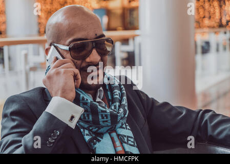 Imprenditore arabo parlando al telefono cellulare Foto Stock