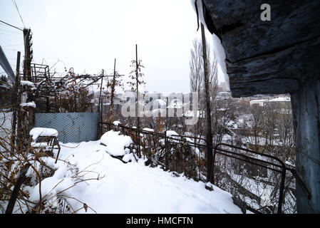 Area accovacciata nel centro di Yerevan su Razdan shore in inverno Foto Stock