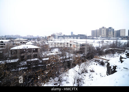 Area accovacciata nel centro di Yerevan su Razdan shore in inverno Foto Stock