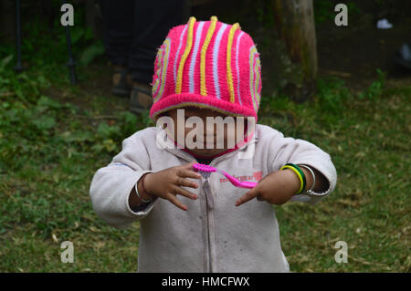 Nepalese ragazza infantile con spazzolino da denti al di fuori della scuola nei pressi di Chomrong Annapurna base camp (ABC) Santuario Annapurna Himalaya,, Nepal, Asia. Foto Stock