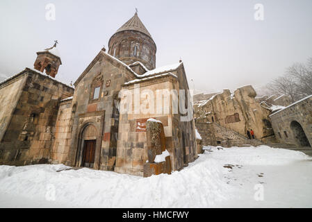 Gate al cortile del Monastero di Geghard in Armenia in inverno Foto Stock