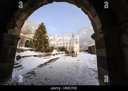 Gate al cortile del Monastero di Geghard in Armenia in inverno Foto Stock