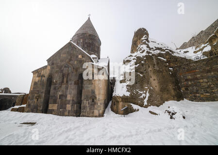 Gate al cortile del Monastero di Geghard in Armenia in inverno Foto Stock