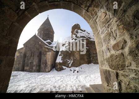 Gate al cortile del Monastero di Geghard in Armenia in inverno Foto Stock