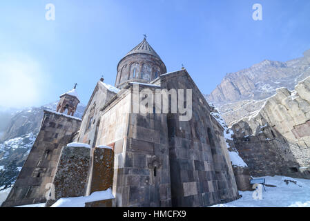 Gate al cortile del Monastero di Geghard in Armenia in inverno Foto Stock