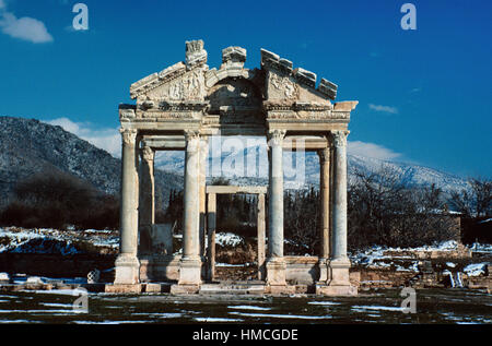 Il monumentale portale o Tetrapylon (AD 200) tra le rovine dell'antica città greca di Aphrodisias Turchia Foto Stock