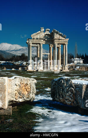 Il monumentale portale o Tetrapylon (AD 200) tra le rovine dell'antica città greca di Aphrodisias Turchia Foto Stock