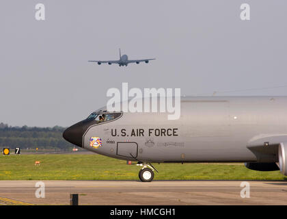 United States Air Force Boeing KC-135R Stratotanker 58-0093 taxi a RAF Mildenhall mentre un altro KC-135R 58-0036 decolla in background. Foto Stock