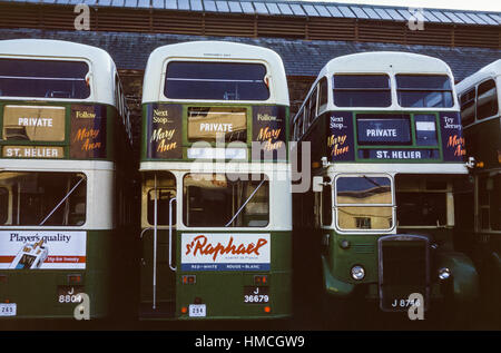 Jersey, Isole del Canale - 1973: immagine Vintage di ex-Londra Trasporto autobus di Leyland in Jersey Motor Transport livrea a St Helier, Jersey. (I numeri di registrazione J8804, J36679, J8746). Foto Stock