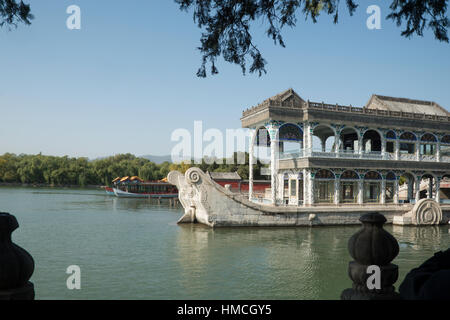 La barca di marmo nel parco del Palazzo d'Estate a Pechino in Cina. Foto Stock