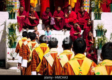 Il Bhutan Festival con ballerini in costumi e maschere celebrazione Foto Stock