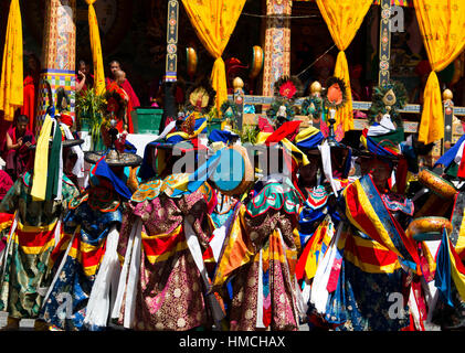 Il Bhutan Festival con ballerini in costumi e maschere celebrazione Foto Stock