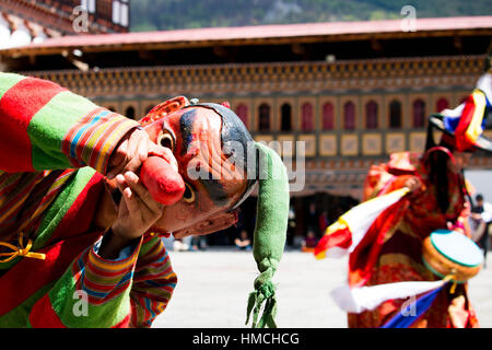 Il Bhutan Festival con ballerini in costumi e maschere celebrazione Foto Stock