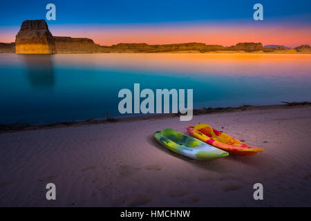 Due Canoe sulla spiaggia sul lago Powell Utah roccia solitaria spiaggia al tramonto Foto Stock