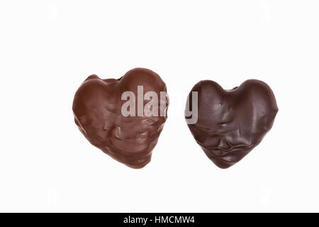 Due a forma di cuore - cioccolatini un cioccolato al latte l'altro cioccolato fondente. Foto Stock