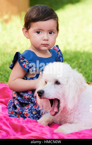 Ragazza con barboncino di Sleepy Dog nel parco verde Foto Stock