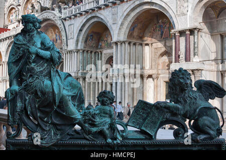 Venezia, Italia - 25 Ottobre 2008: scultura della Biblioteca Nazionale di San Marco (Biblioteca Marciana) davanti a Palazzo Ducale a Venezia, Italia. Foto Stock