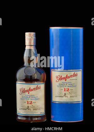 KIEV, UCRAINA - 18 giugno 2011: Glenfarclas Highland single malt Scotch Whisky bottiglia contro il nero. Si tratta di un Speyside single malt Scotch whisky produrre Foto Stock