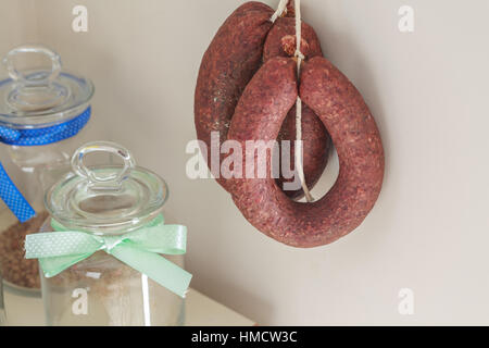 Appendere pepperonis turco (sucuks) sulla parete. Foto Stock