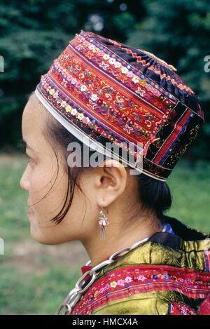Una ragazza che indossa un tradizionale ricamato copricapo, Miao persone, Cina. Foto Stock