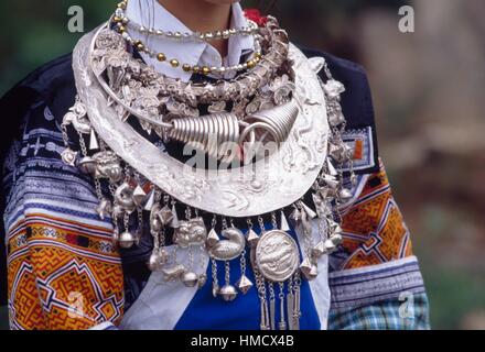 Una ragazza indossando gli ornamenti tradizionali, Miao persone, Cina. Foto Stock