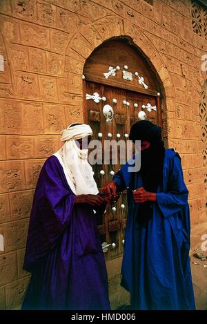 Il Tuareg uomini che indossano tagelmusts circa le loro teste e facce, Timbuktu, Mali. Foto Stock