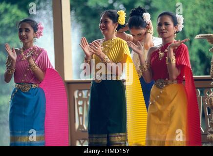 Danzatrici, Palazzo Vimanmek, quartiere di Dusit, Bangkok, Thailandia. Foto Stock