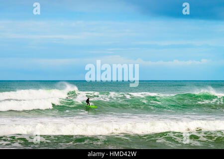 Adelaide, Australia - Agosto 14, 2016: Surfer scorrendo l'onda di Middleton Beach in un giorno. Middleton Beach è uno dei luoghi più famosi per surfi Foto Stock