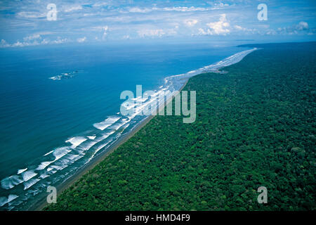 Ripresa aerea della spiaggia e della foresta pluviale nel Parco Nazionale di Corcovado, Osa Peninsula, Costa Rica. Foto Stock