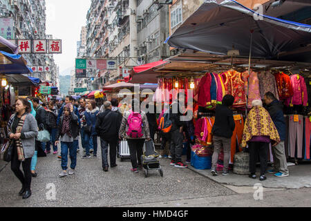 Le persone camminare tra i negozi nelle strade di Mong Kok del distretto di Hong Kong Foto Stock