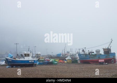 Hastings, Inghilterra - Dicembre 30, 2016: barche di pescatori sulla riva sul lungomare di Hastings, East Sussex, England, Regno Unito Foto Stock