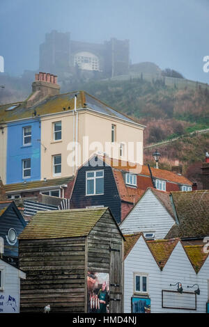 Hastings, Inghilterra - Dicembre 30, 2016: case colorate su di una collina nella città vecchia di Hastings, East Sussex, England, Regno Unito Foto Stock